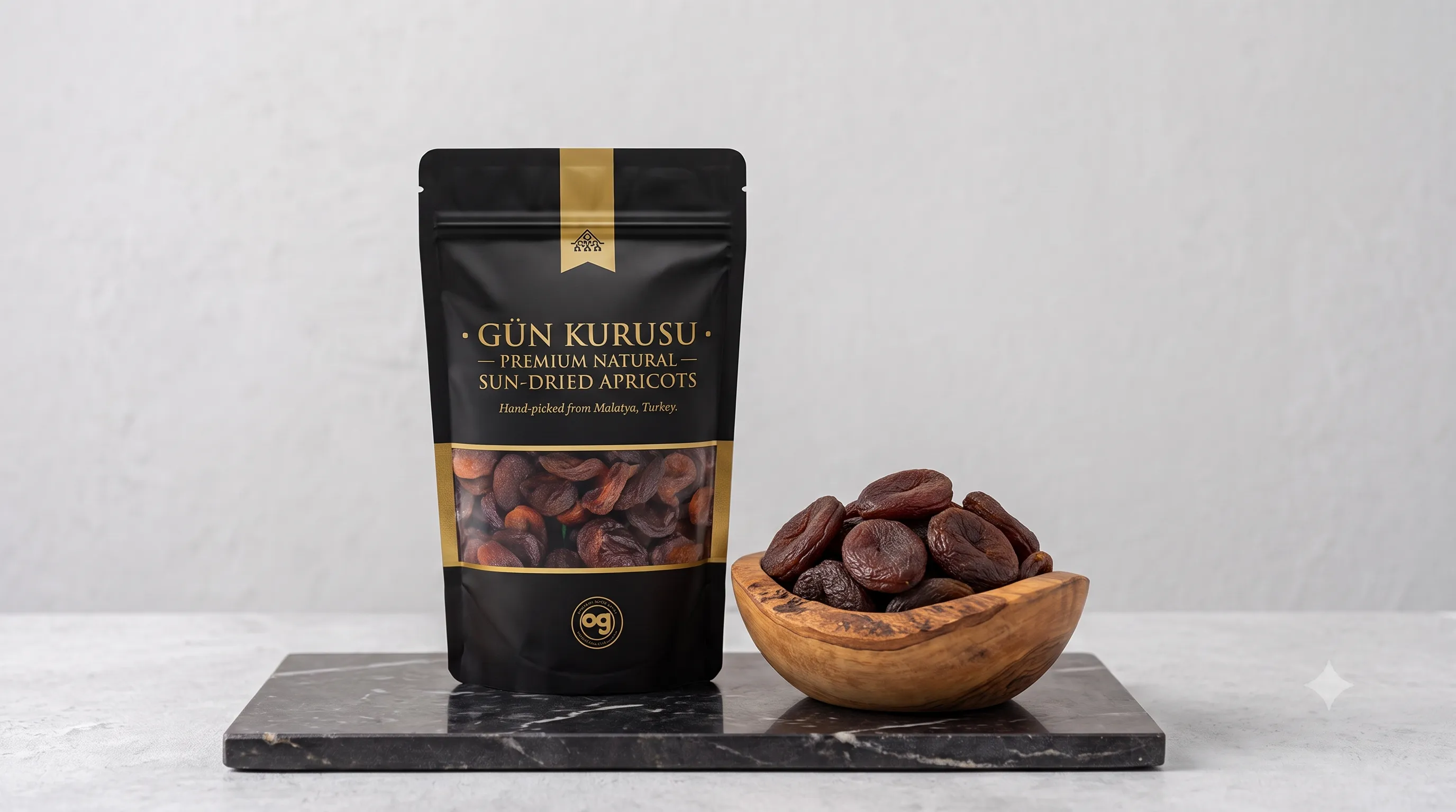 Gün kurusu kayısı: siyah premium paket ve zeytin ağacı kasede koyu kehribar renkli kayısılar